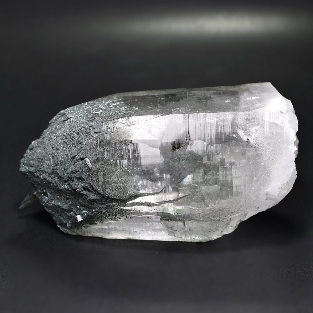 ネパール/ガネッシュヒマール産ヒマラヤ水晶原石ナチュラルポイント/セルフヒールド（1.63kg・グリーンマイカ内包）