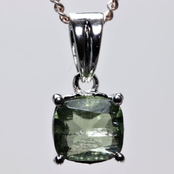 記念特価★天然モルダバイトペンダントトップ（シルバー925・結晶内部にクラックがあるため大特価！）(24th-MOLDA-PT0012IS)