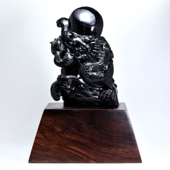 記念特価★中国/山東省産モリオン龍彫刻/ドラゴン黒水晶（専用木製台座付属・高さ約26cm）(24th-MORIO-DR3380IS)