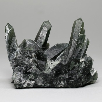 内モンゴル自治区産アクチノライトインクォーツ原石クラスター/通称グリーンクォーツ（ヘデンバーガイト＆アクチノライト高密度内包）(ACTI-CL1347IS)