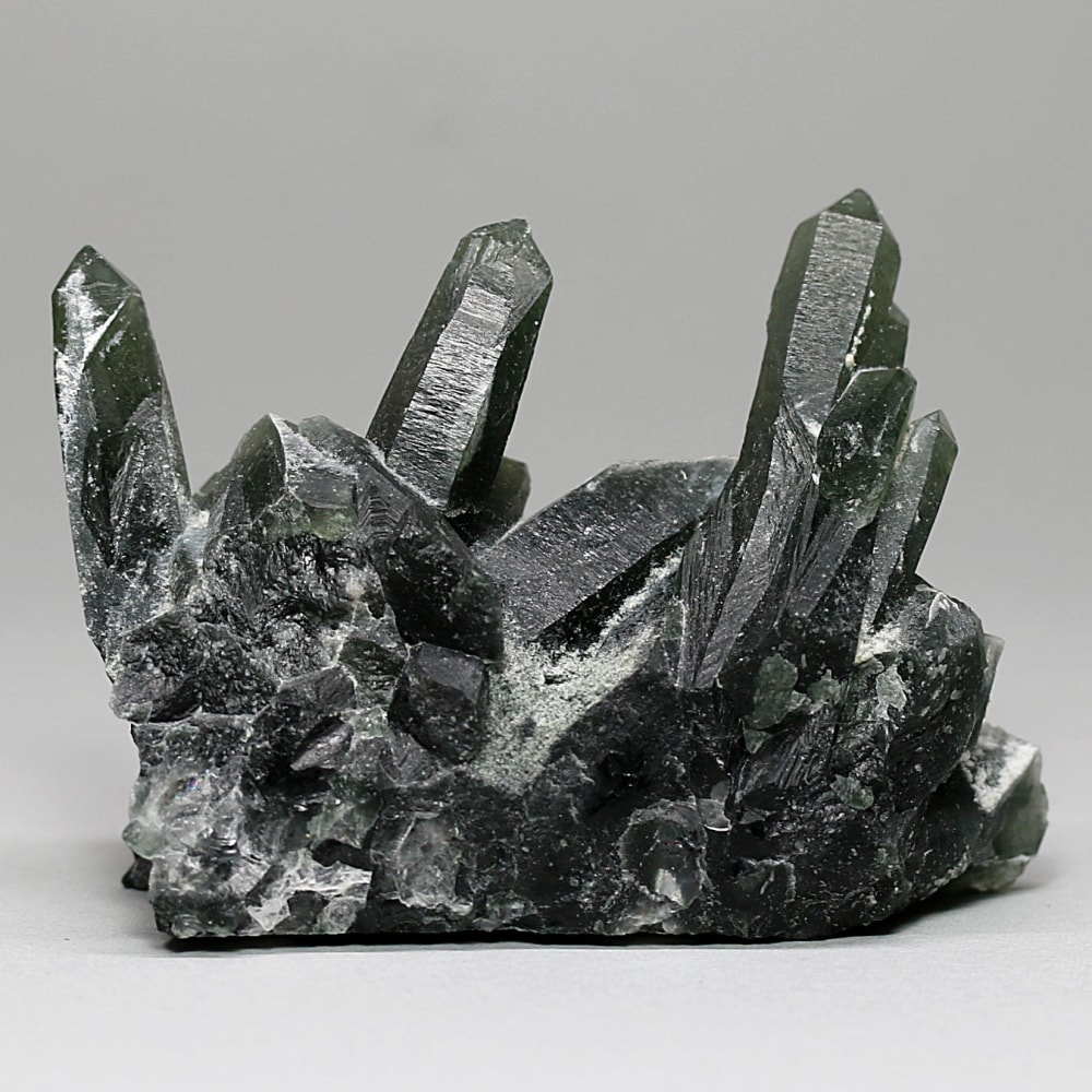 内モンゴル自治区産アクチノライトインクォーツ原石クラスター/通称グリーンクォーツ(ヘデンバーガイト&アクチノライト高密度内包)-slide-0