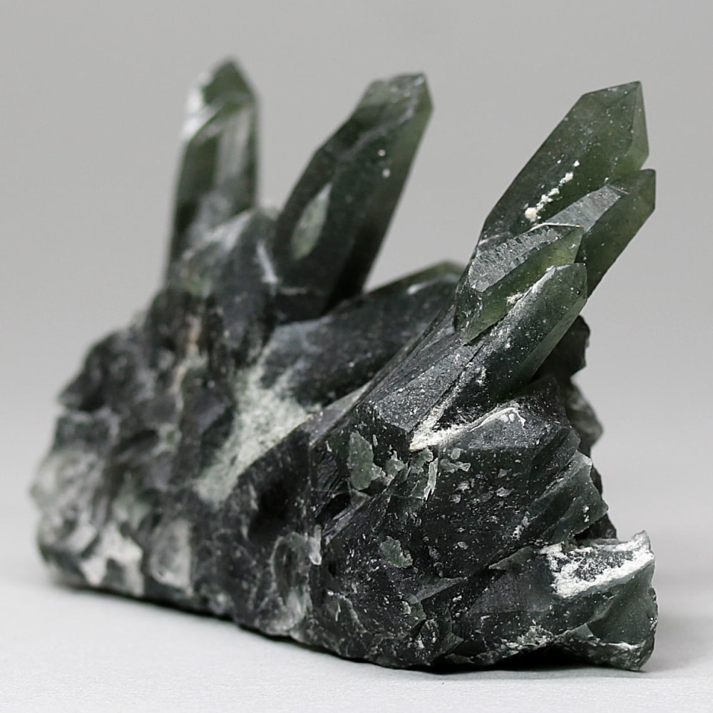 内モンゴル自治区産アクチノライトインクォーツ原石クラスター/通称グリーンクォーツ(ヘデンバーガイト&アクチノライト高密度内包)-slide-1