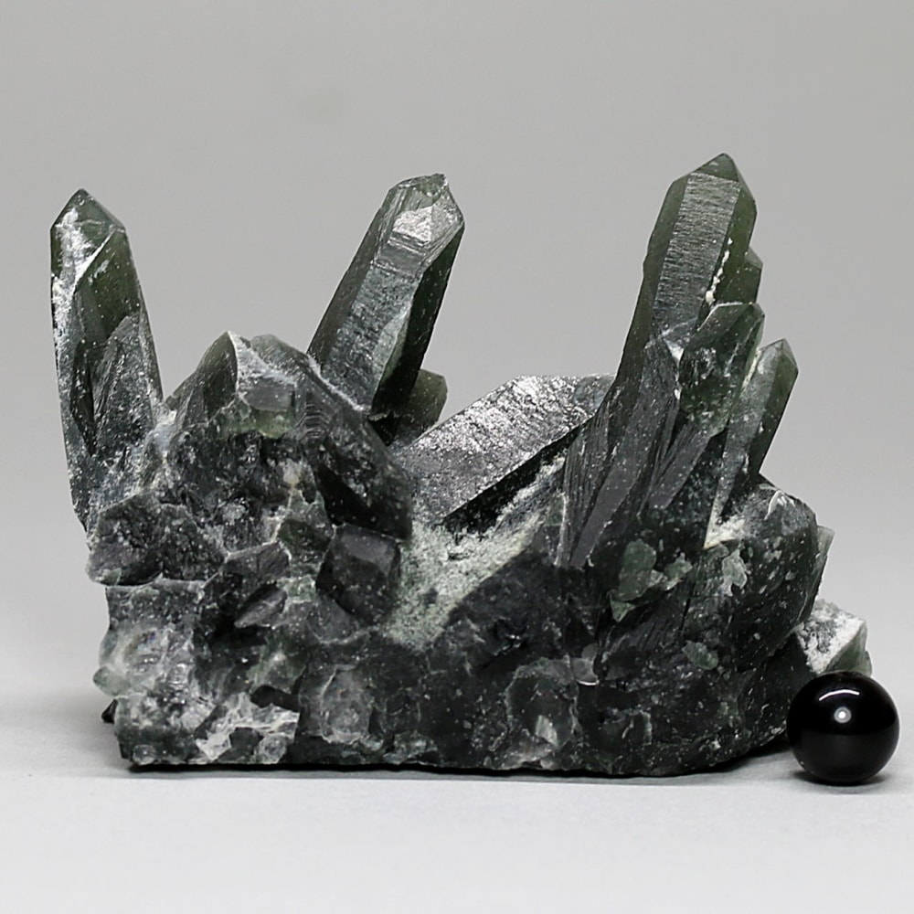 内モンゴル自治区産アクチノライトインクォーツ原石クラスター/通称グリーンクォーツ(ヘデンバーガイト&アクチノライト高密度内包)-slide-10