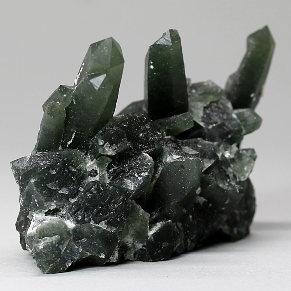 内モンゴル自治区産アクチノライトインクォーツ原石クラスター/通称グリーンクォーツ(ヘデンバーガイト&アクチノライト高密度内包)-slide-2