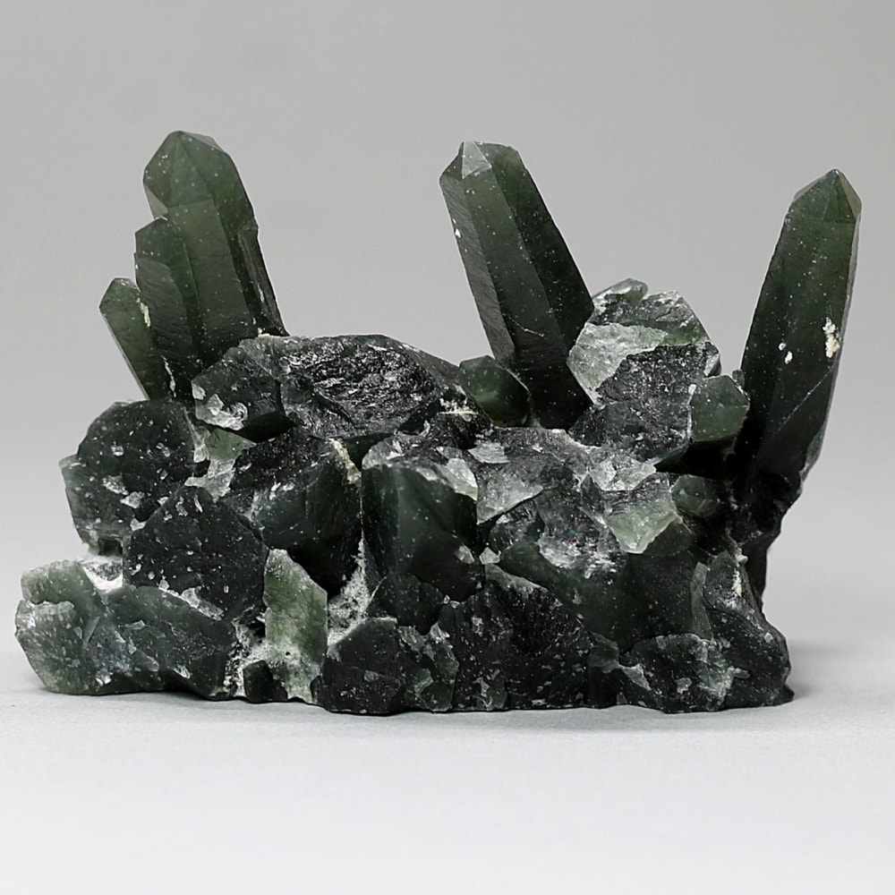 内モンゴル自治区産アクチノライトインクォーツ原石クラスター/通称グリーンクォーツ(ヘデンバーガイト&アクチノライト高密度内包)-slide-3