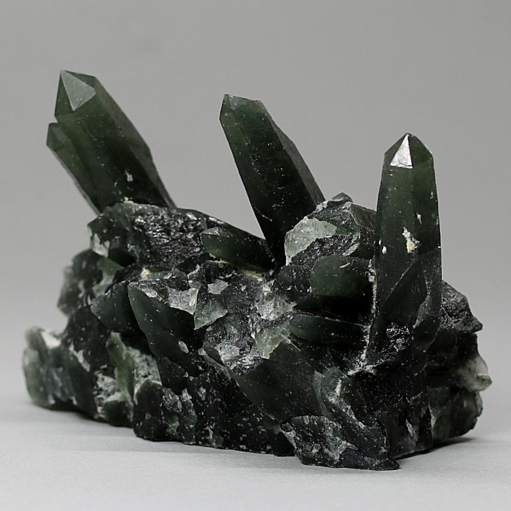 内モンゴル自治区産アクチノライトインクォーツ原石クラスター/通称グリーンクォーツ(ヘデンバーガイト&アクチノライト高密度内包)-slide-4