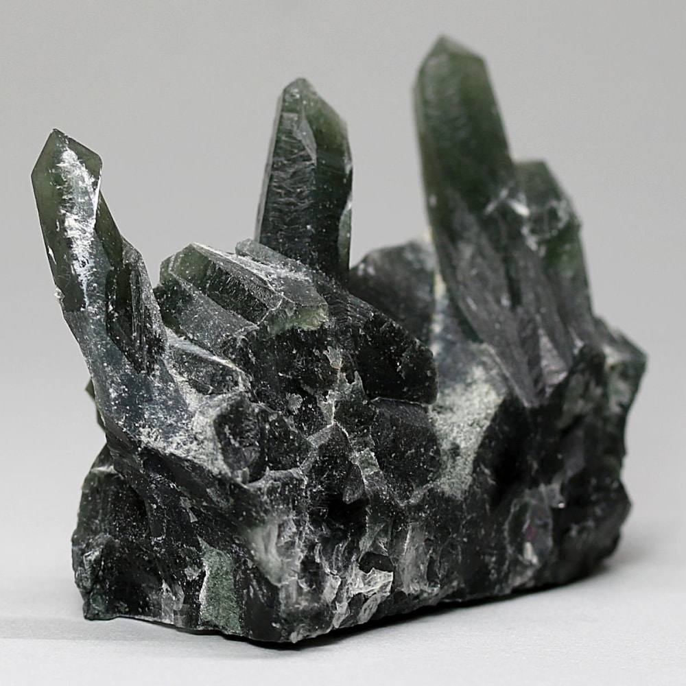 内モンゴル自治区産アクチノライトインクォーツ原石クラスター/通称グリーンクォーツ(ヘデンバーガイト&アクチノライト高密度内包)-slide-5