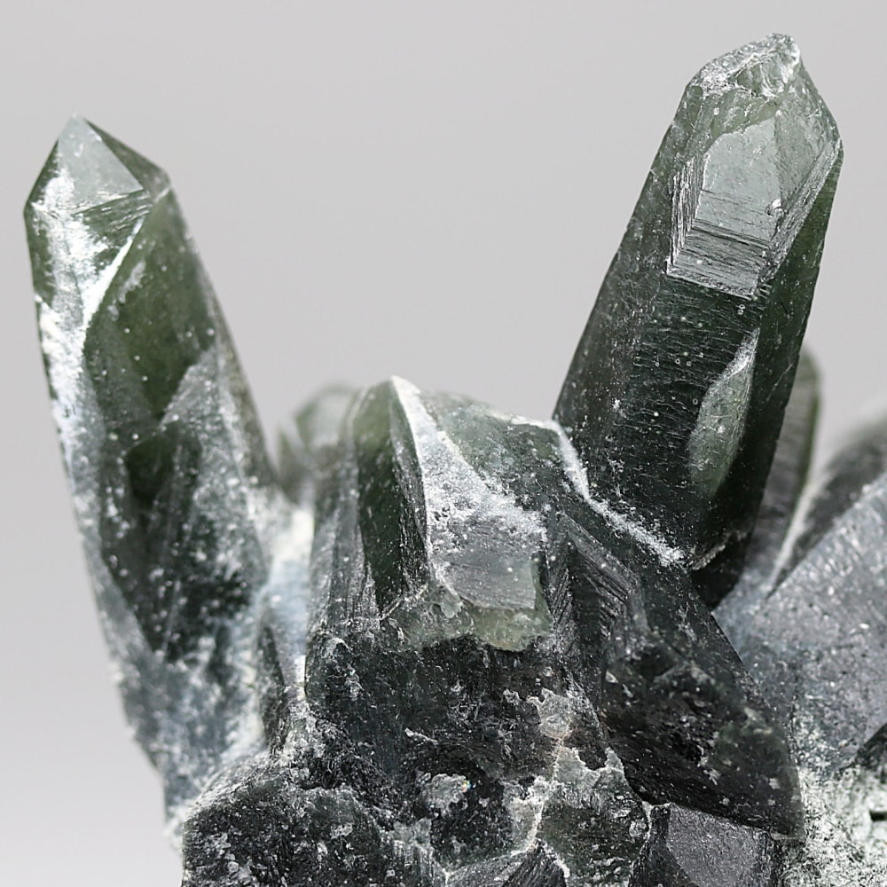 内モンゴル自治区産アクチノライトインクォーツ原石クラスター/通称グリーンクォーツ(ヘデンバーガイト&アクチノライト高密度内包)-slide-6