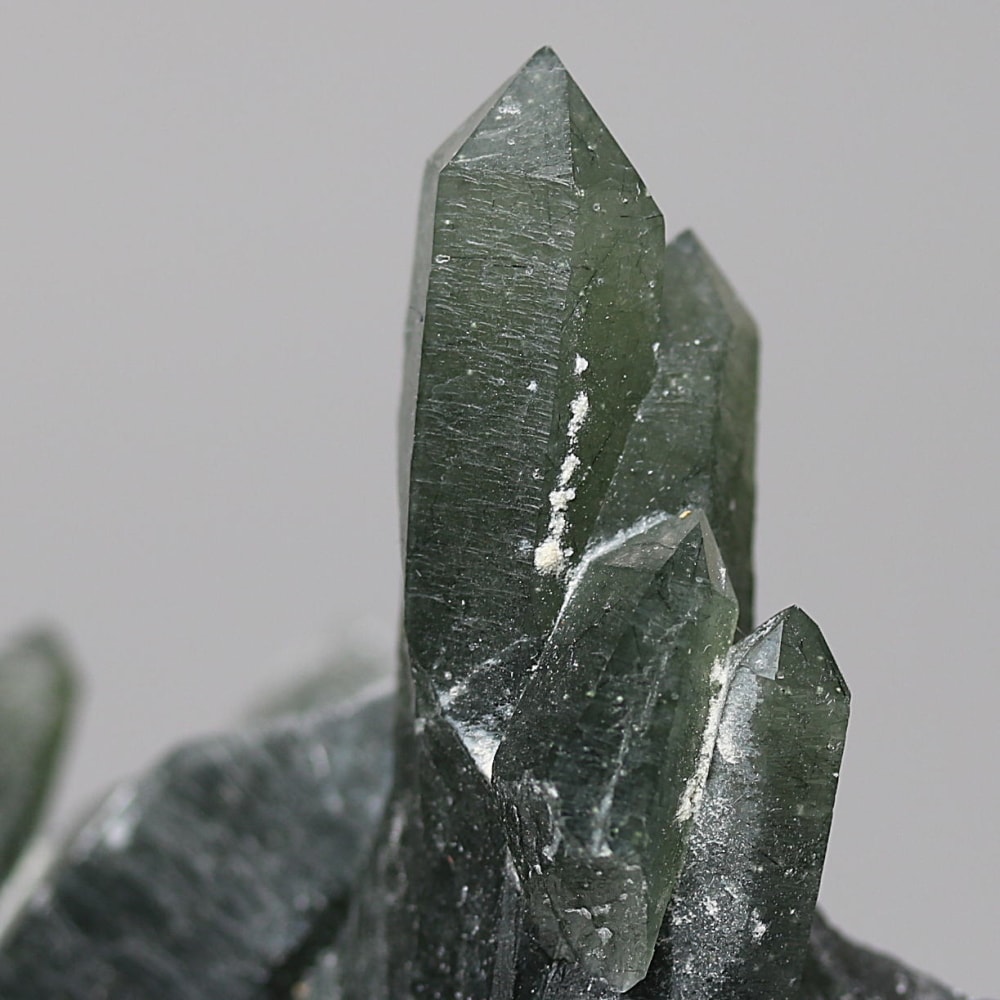 内モンゴル自治区産アクチノライトインクォーツ原石クラスター/通称グリーンクォーツ(ヘデンバーガイト&アクチノライト高密度内包)-slide-7