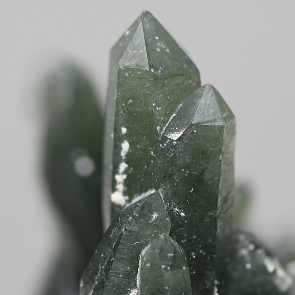 内モンゴル自治区産アクチノライトインクォーツ原石クラスター/通称グリーンクォーツ(ヘデンバーガイト&アクチノライト高密度内包)-slide-8