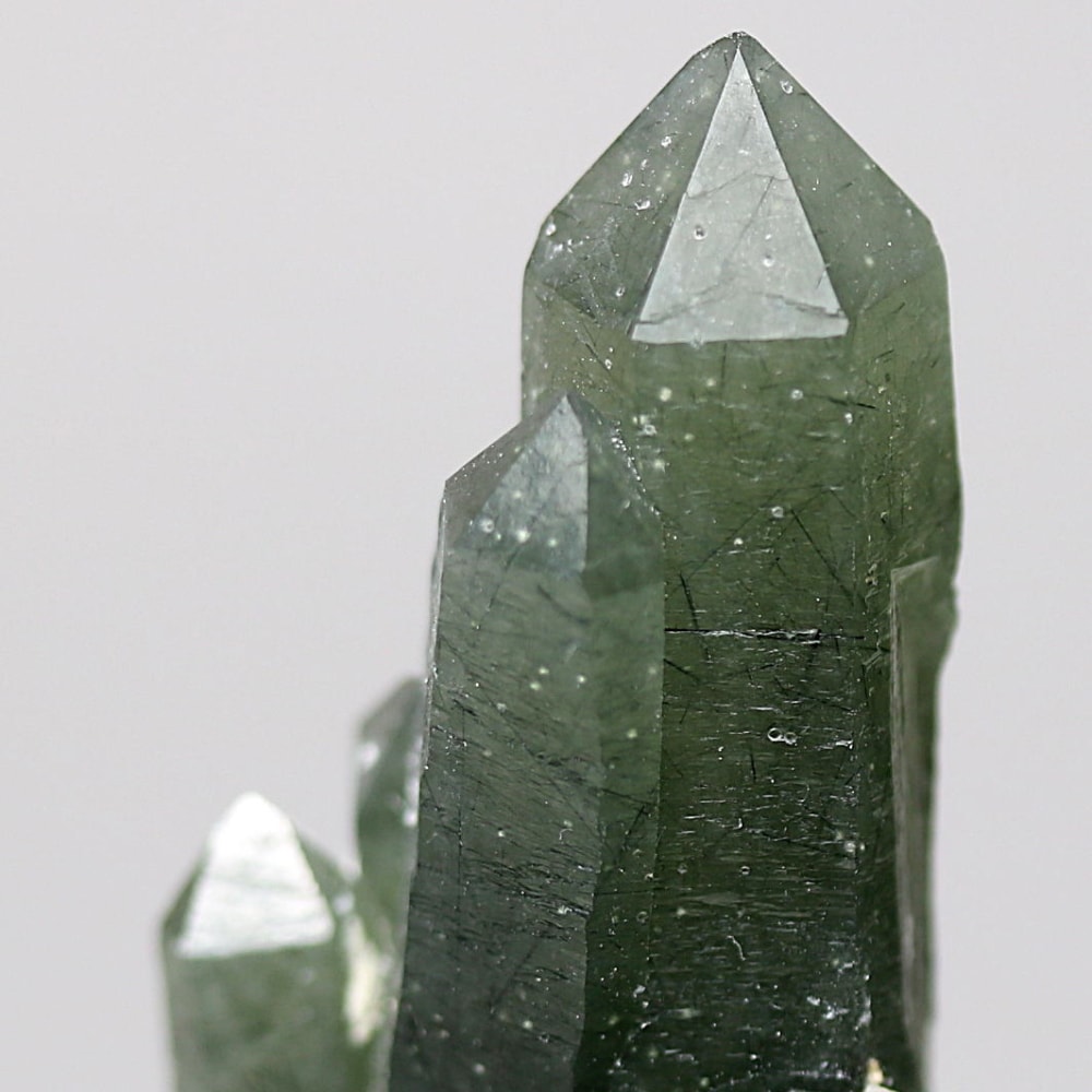 内モンゴル自治区産アクチノライトインクォーツ原石クラスター/通称グリーンクォーツ(ヘデンバーガイト&アクチノライト高密度内包)-slide-9