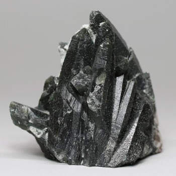 内モンゴル自治区産アクチノライトインクォーツ原石クラスター/通称グリーンクォーツ（ヘデンバーガイト＆アクチノライト高密度内包）(ACTI-CL1480IS)