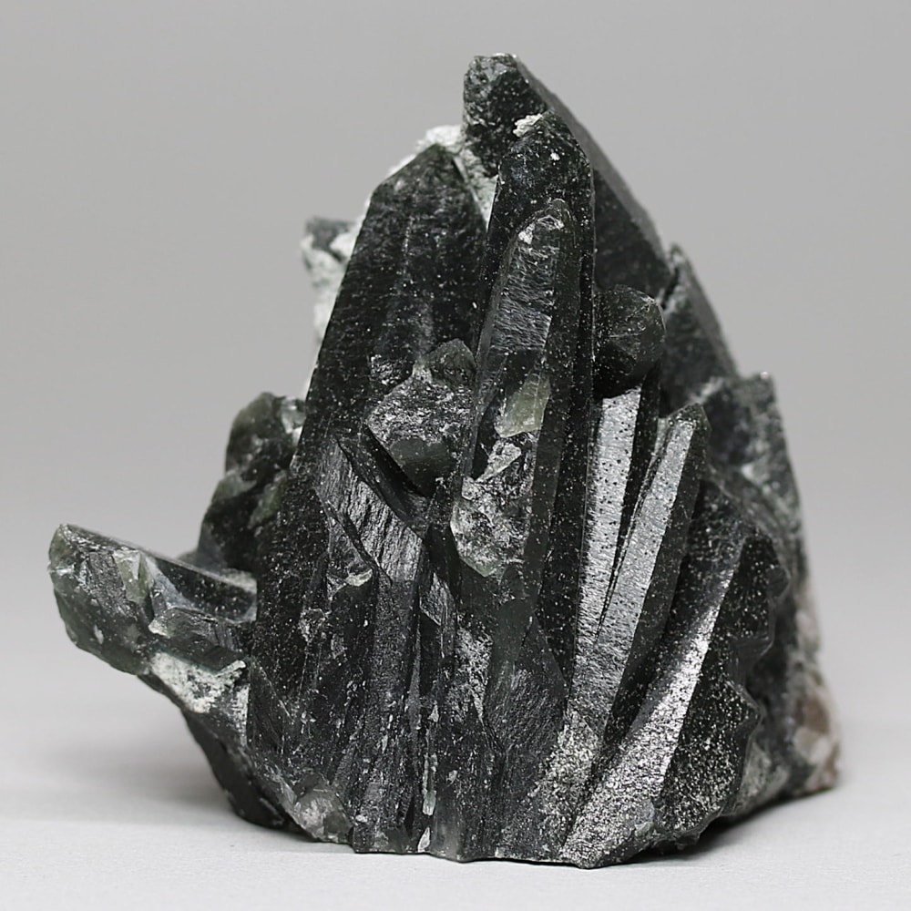 内モンゴル自治区産アクチノライトインクォーツ原石クラスター/通称グリーンクォーツ(ヘデンバーガイト&アクチノライト高密度内包)-slide-0