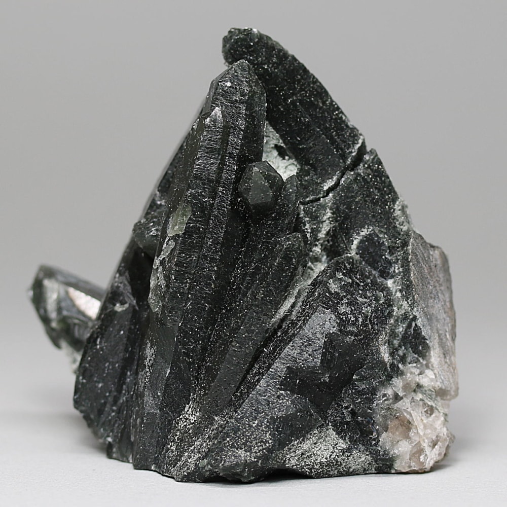 内モンゴル自治区産アクチノライトインクォーツ原石クラスター/通称グリーンクォーツ(ヘデンバーガイト&アクチノライト高密度内包)-slide-1