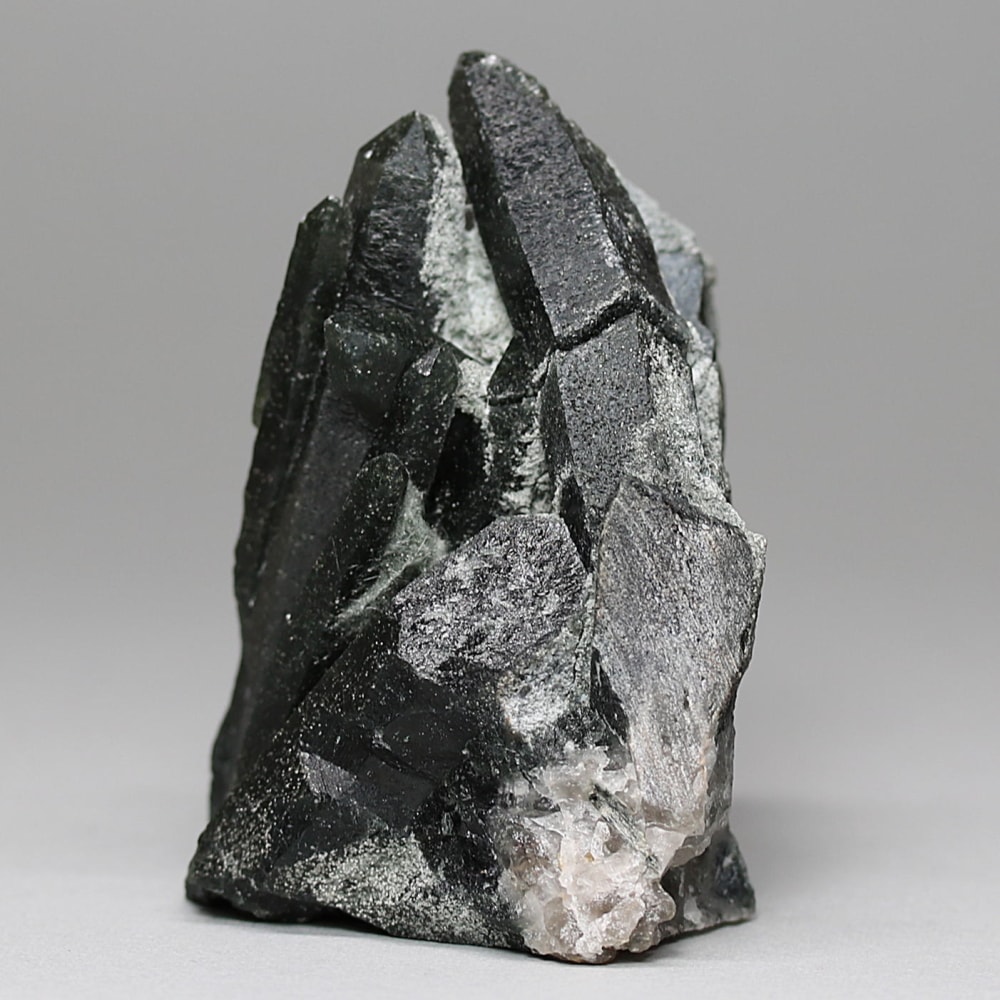 内モンゴル自治区産アクチノライトインクォーツ原石クラスター/通称グリーンクォーツ(ヘデンバーガイト&アクチノライト高密度内包)-slide-2