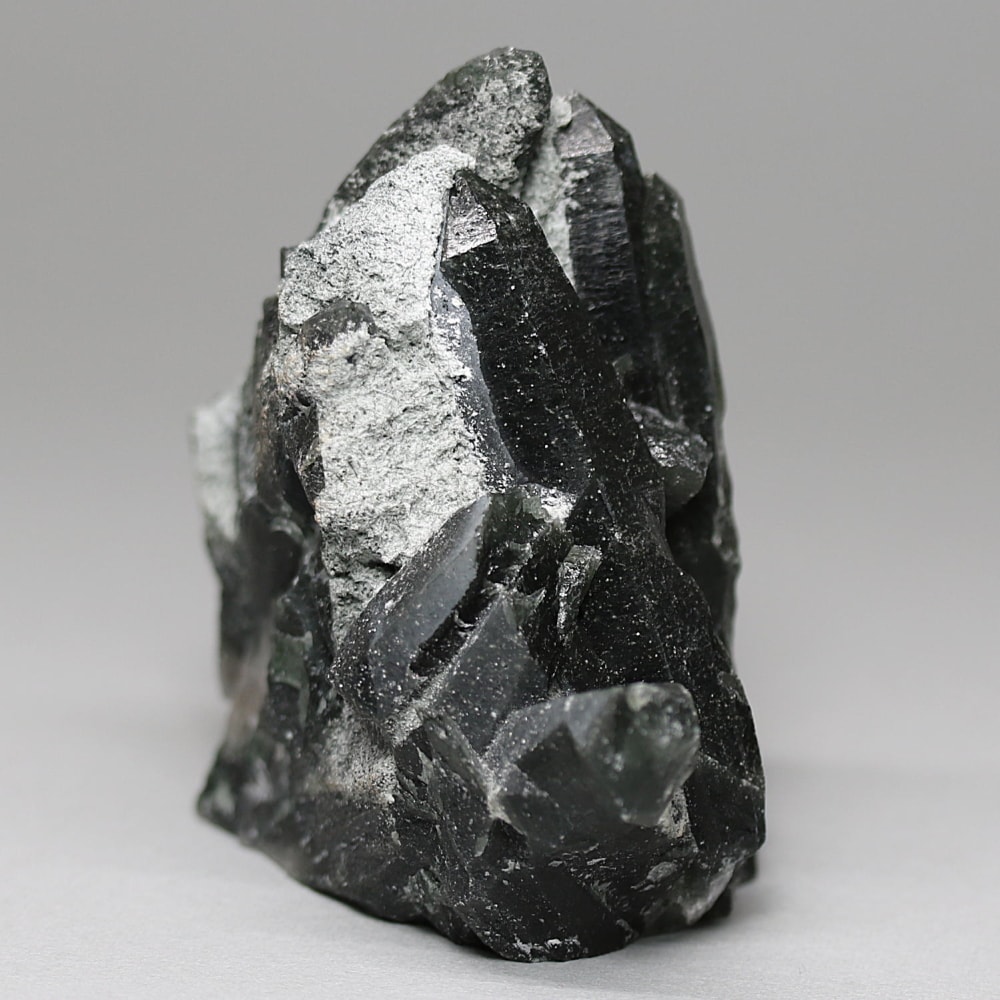 内モンゴル自治区産アクチノライトインクォーツ原石クラスター/通称グリーンクォーツ(ヘデンバーガイト&アクチノライト高密度内包)-slide-4