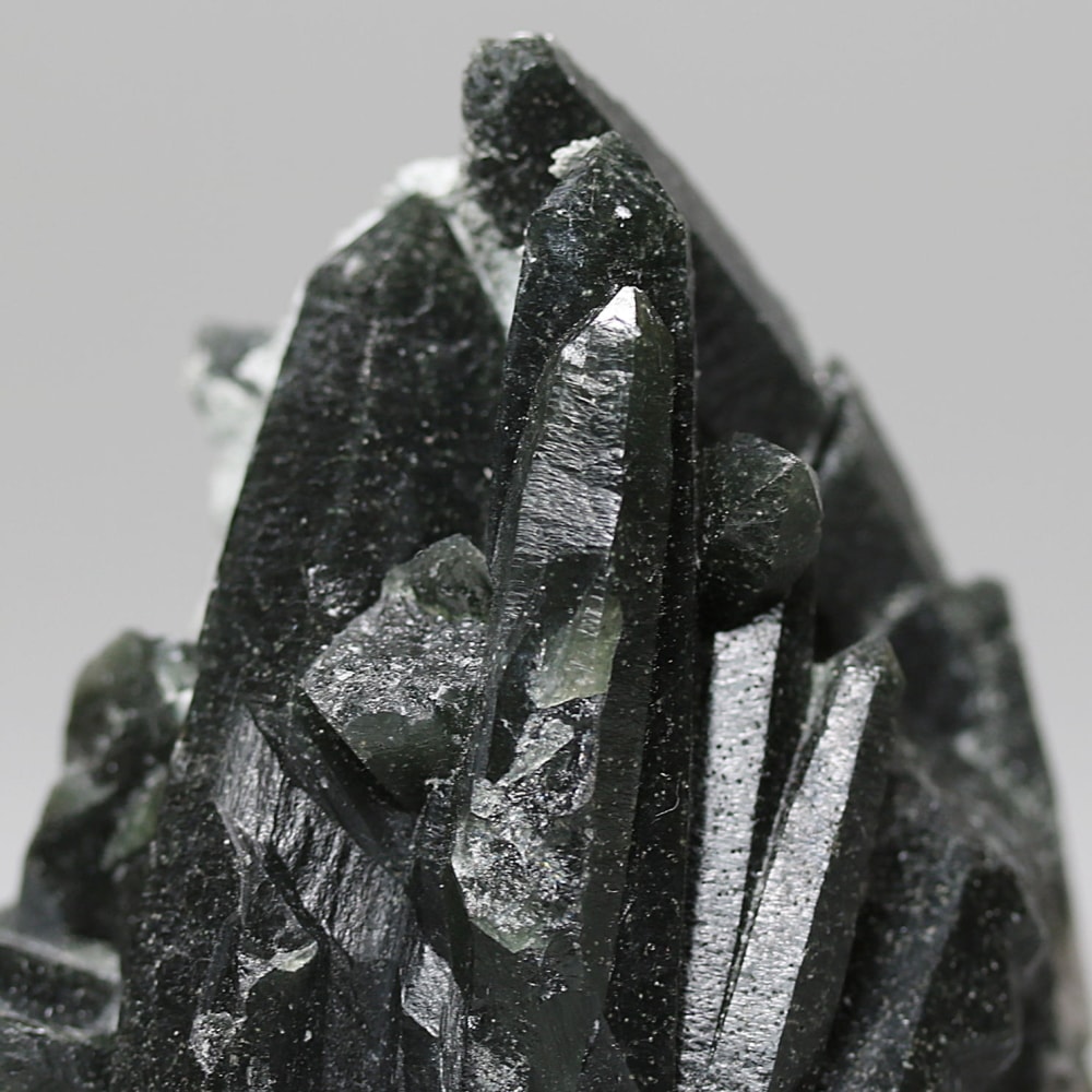 内モンゴル自治区産アクチノライトインクォーツ原石クラスター/通称グリーンクォーツ(ヘデンバーガイト&アクチノライト高密度内包)-slide-6