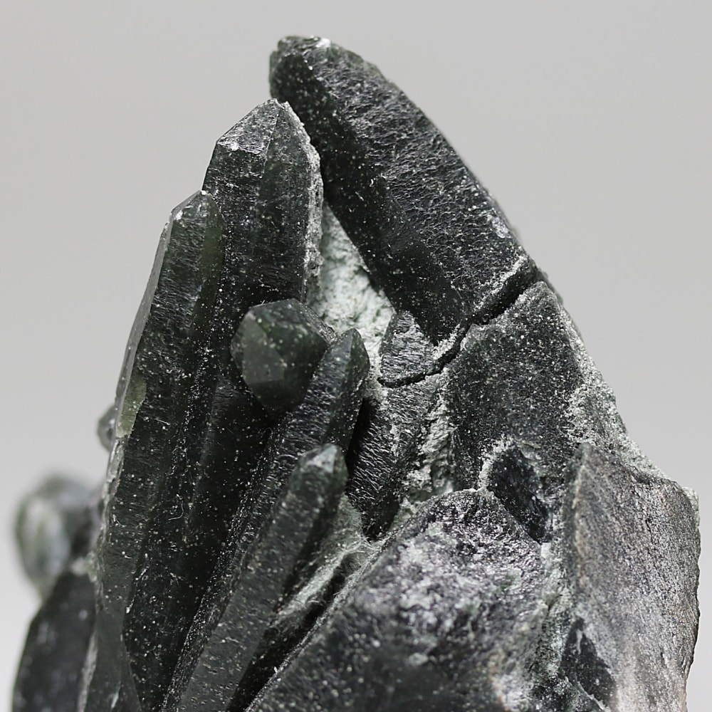 内モンゴル自治区産アクチノライトインクォーツ原石クラスター/通称グリーンクォーツ(ヘデンバーガイト&アクチノライト高密度内包)-slide-7