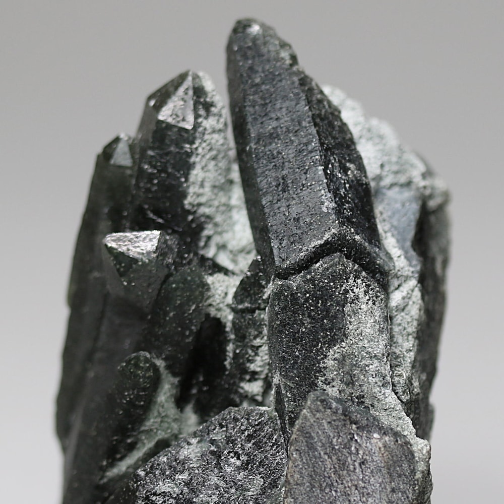 内モンゴル自治区産アクチノライトインクォーツ原石クラスター/通称グリーンクォーツ(ヘデンバーガイト&アクチノライト高密度内包)-slide-8