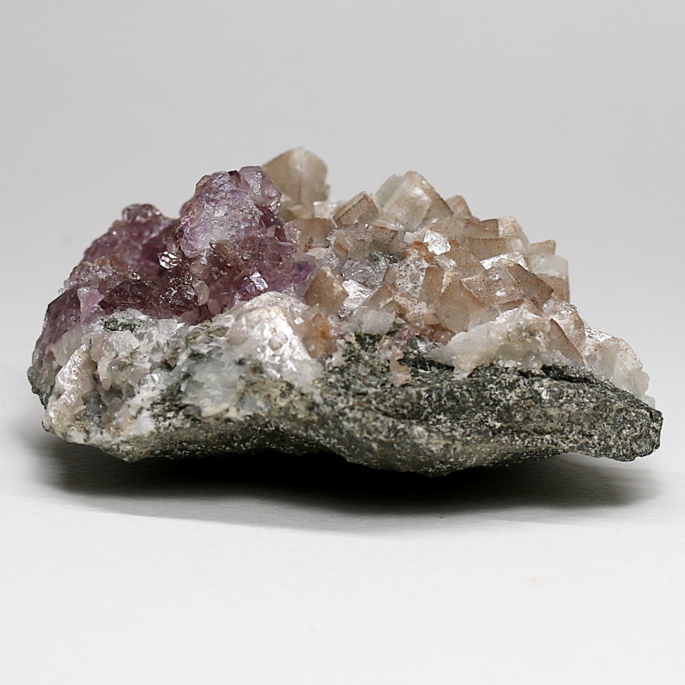 インド/カルール産アメジストエレスチャルクラスター(原石262g・レピドクロサイト内包・カルサイト共生)-slide-0