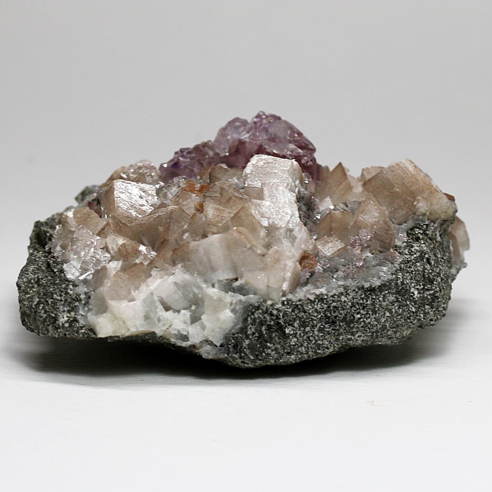 インド/カルール産アメジストエレスチャルクラスター(原石262g・レピドクロサイト内包・カルサイト共生)-slide-3