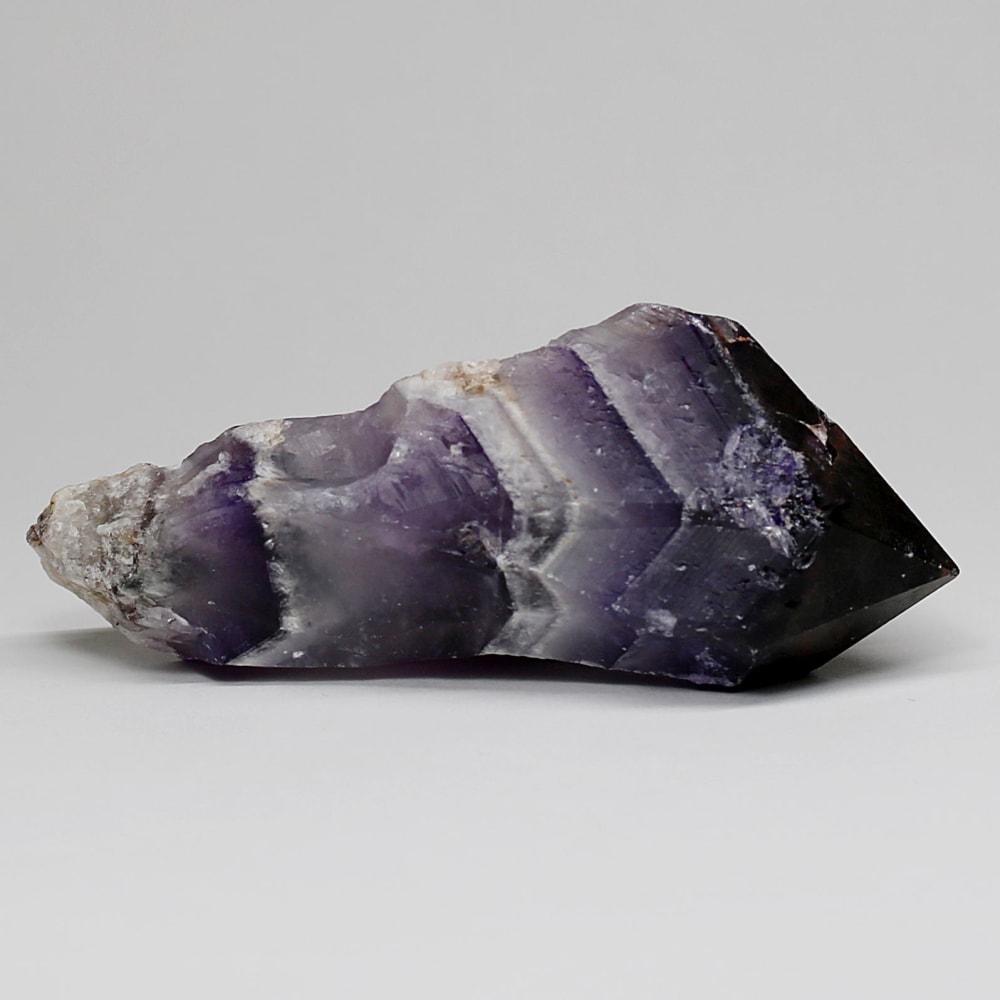 西インド/マハラシュトラ州産シェブロンアメジスト原石ナチュラルポイント(109g・ケープアメジスト)-slide-1