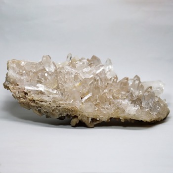 インド/ダーラ産ヒマラヤ水晶クラスター(大きめ原石949g)(DHRA-CL9490)