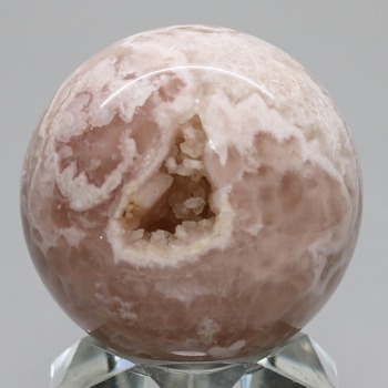 [高品質]マダガスカル産フラワーアゲート丸玉/ピンクアメジスト共生桜瑪瑙スフィア（直径約59.2mm・笑口ドゥルージータイプ）(FPAA-SP2660IS)