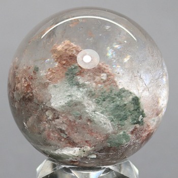 [高品質]ブラジル産ガーデンクォーツ丸玉（庭園水晶スフィア・直径49.5mm・多色鉱物＆内部レインボー）(GAQZ-SP2815IS)