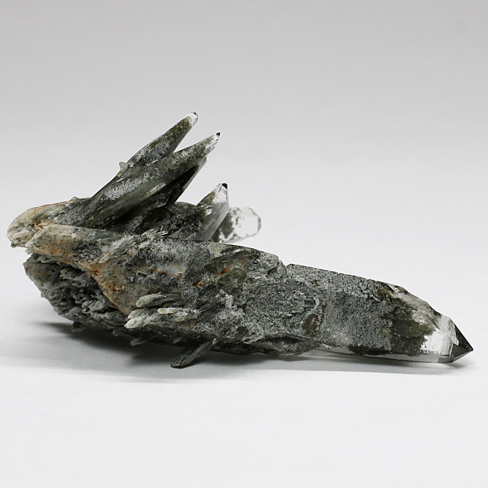 ガネッシュヒマール産ヒマラヤ水晶クラスター/角閃石内包(ミニサイズ原石23.5g)-slide-1