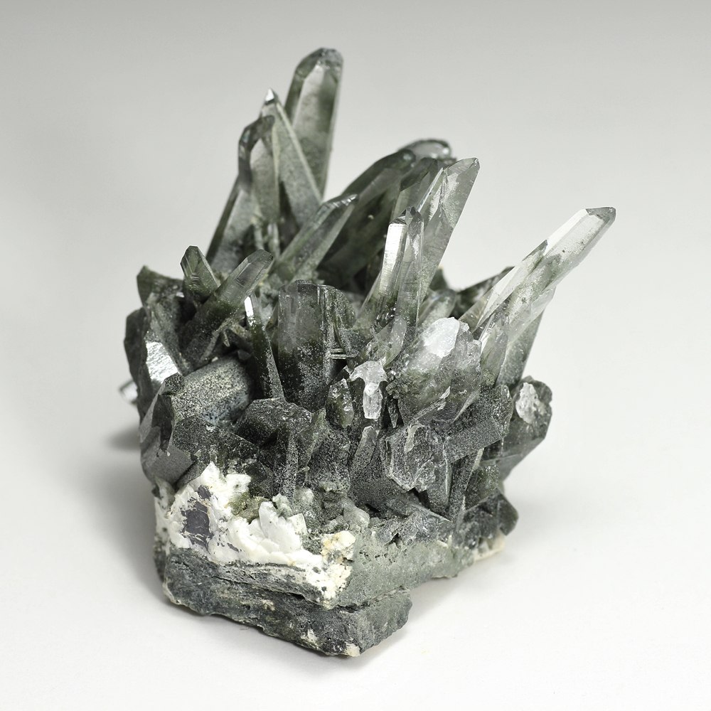 [高品質・ガネッシュヒマール産]ヒマラヤ水晶クラスター/原石（高透明度・クローライト）