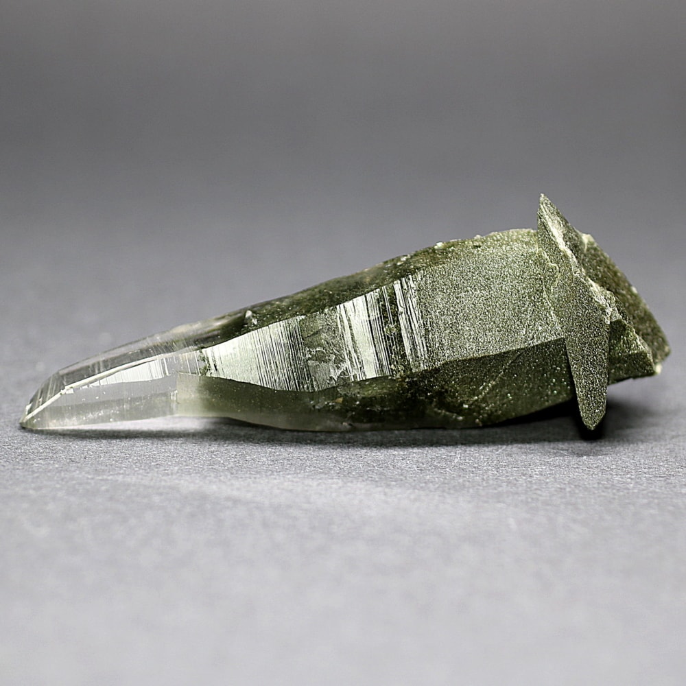 [ガネッシュヒマール/ラパ産]ヒマラヤ水晶原石ナチュラルポイント（全長77.5mm）
