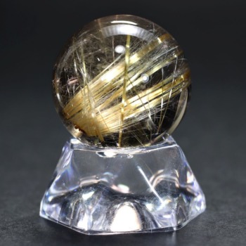 [高品質]ブラジル産タイチンルチルクォーツ丸玉/スフィア（球体直径28.2mm）(GTHR-SPH0282IS)