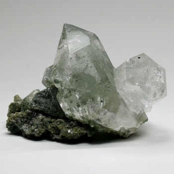 [高品質]インド/マニハール産ヒマラヤ水晶クラスター／グリーンファントム／僅かにルチル結晶内包／アナテース共生（原石165g）(MALQ-CL1650IS)