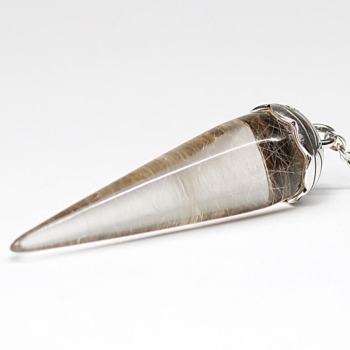 [特別価格]ブラジル産ルチルクォーツペンデュラム（ラウンドタイプ/全長約6.4cm・チェーン長さ約16cm）(MLUT-PD3201IS)