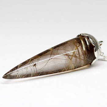 [高品質+]ブラジル産ルチルクォーツペンデュラム（ラウンドタイプ/全長約6.4cm・チェーン長さ約16cm）(MLUT-PD7801IS)