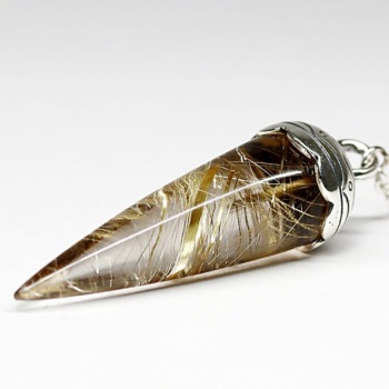 [高品質++]ブラジル産ルチルクォーツペンデュラム（ラウンドタイプ/全長約5.0cm・チェーン長さ約16cm）(MLUT-PD9801IS)