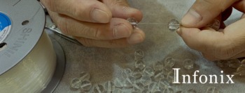 ガネーシュヒマール産ヒマラヤ水晶ブレスレットの組み上げ作業風景