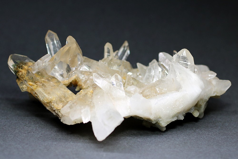 [インド/ダーラ産]ヒマラヤ水晶クラスター原石（曲がり水晶ガーデンクォーツ部分有り）(DHZ-CL2260IS) | 天然石・パワーストーン