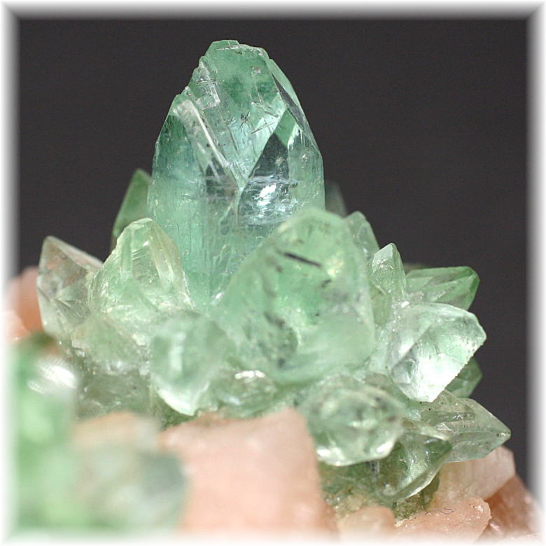 [高品質・インド産]フラワーグリーンアポフィライト結晶石