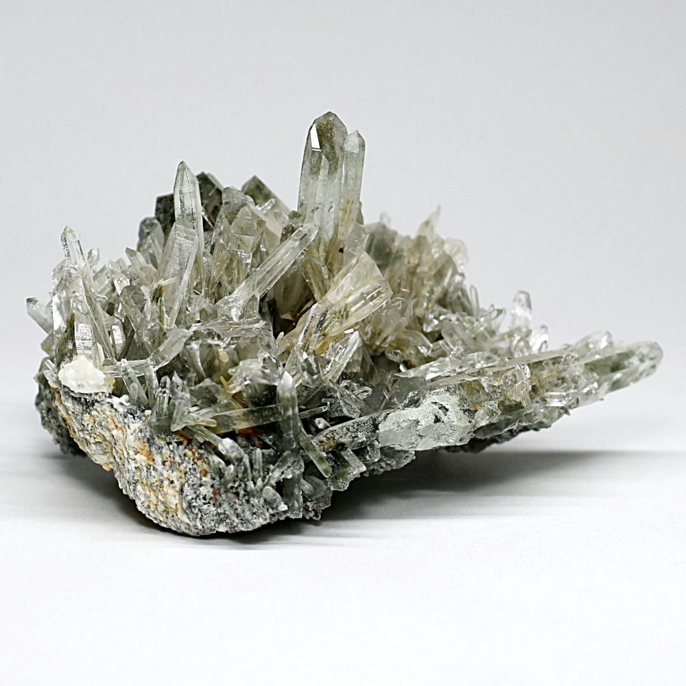 [高品質]ガネッシュヒマール産ヒマラヤ水晶クラスター/角閃石インクルージョン原石（132g）