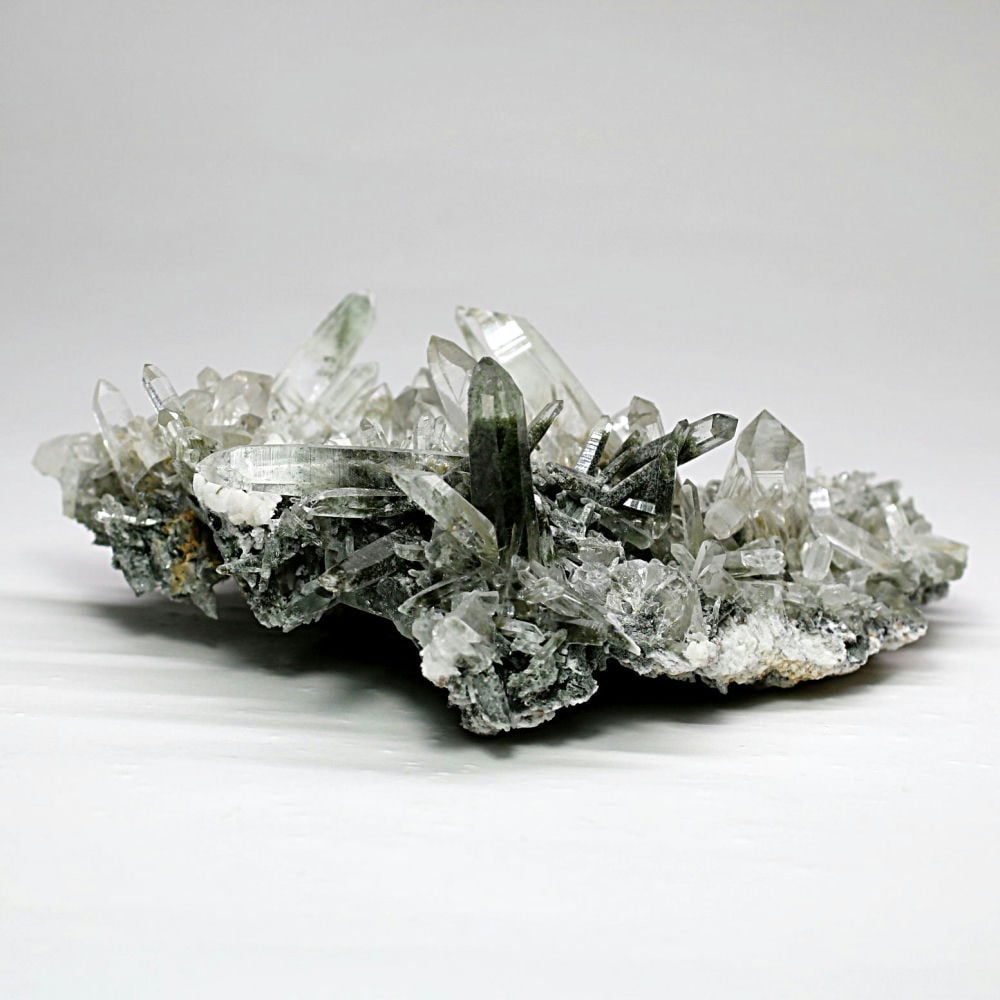 [高品質]ガネッシュヒマール産ヒマラヤ水晶クラスター/角閃石インクルージョン原石（165g）