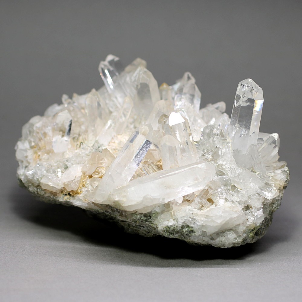[カンチェンジュンガ産]ヒマラヤ水晶クラスター/原石（ミルキーな結晶と透明度に優れた結晶）