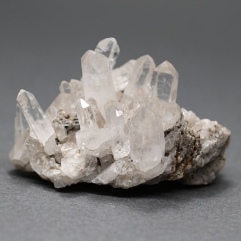 カンチェンジュンガ産ヒマラヤ水晶クラスター（ミニサイズ原石38.3g）(KNCE-CL0383IS)