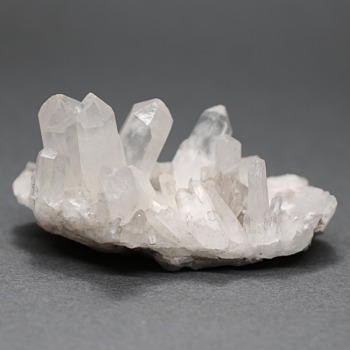 カンチェンジュンガ産ヒマラヤ水晶クラスター（ミニサイズ原石54.6g）(KNCE-CL0546IS)