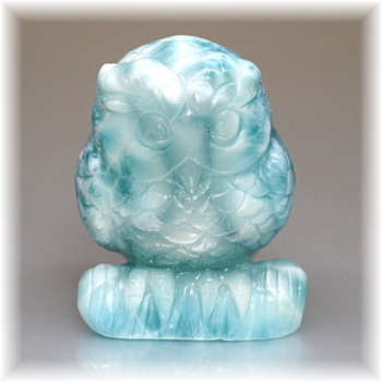 天然ラリマー彫刻フクロウ（置物）(LARIMAR-OWL101IS) | 天然石 