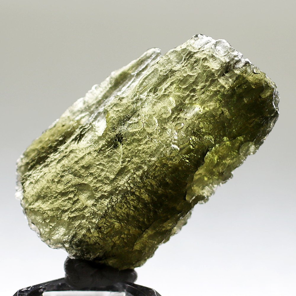 [高品質・チェコ共和国産]天然モルダバイト原石（希少な大きめサイズ）
