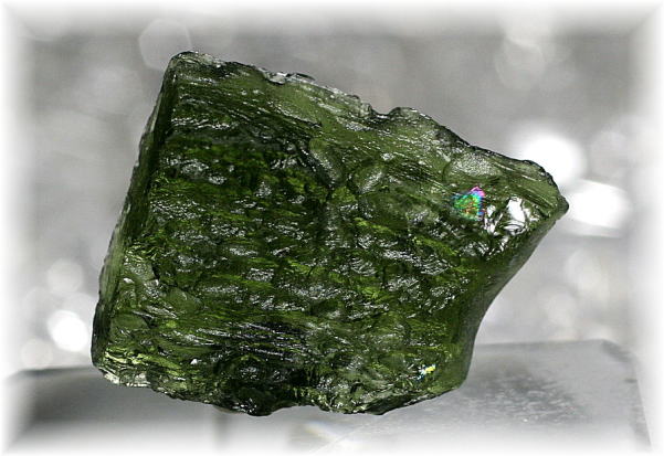 隕石の衝突によって作られる天然ガラス「テクタイト・モルダバイト 