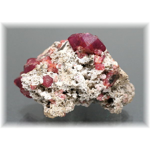 メキシコ産ピンクガーネット（グロッシュラーガーネット）結晶付き原石
