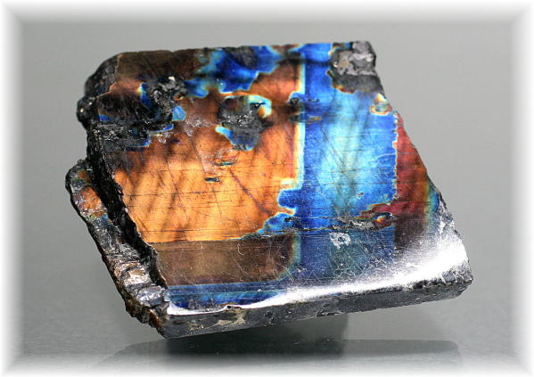 フィンランド産]スペクトロライト1面磨き結晶原石(SPECTROLITE-JPP205